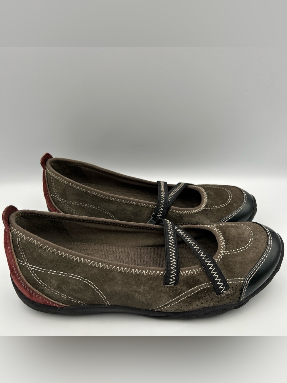 CLARKS PRIVO Mary Jane Shoe Size 7.5 Slip On Flats Loafer Brown/Red Suede Casual